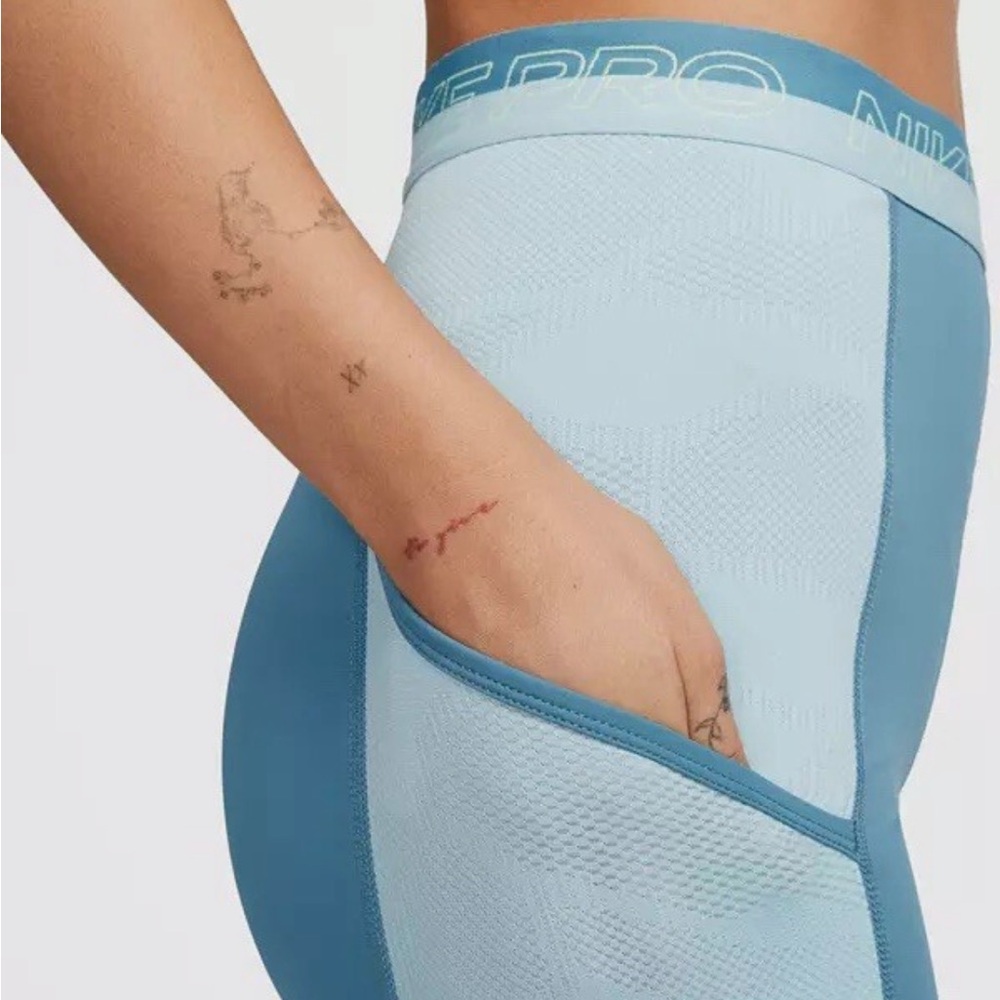 Women Nike Pro High waisted 7/8 training leggings . XS Noise Aqua Blue.